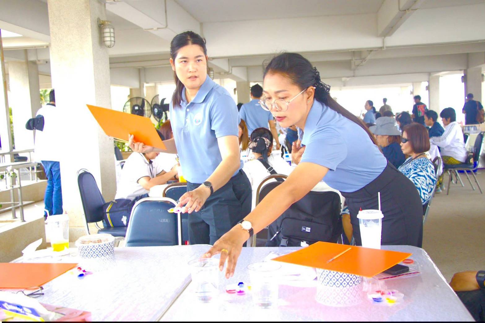 title - ผอ.ศพส. ห้การต้อนรับ คณะผู้บริหาร พนักงาน และสื่อมวลชน จาก บริษัท ทิพยประกันภัย จำกัด (มหาชน) พร้อมนำคณะเข้าเยี่ยมชมนิทรรศการสืบสาน สายธาร สร้างงาน หัตถศิลป์ ณ ศูนย์ส่งเสริมและพัฒนาอาชีพเสริมนอกภาคการเกษตร (ศูนย์ศิลปาชีพ บางไทรฯ (เดิม)) 